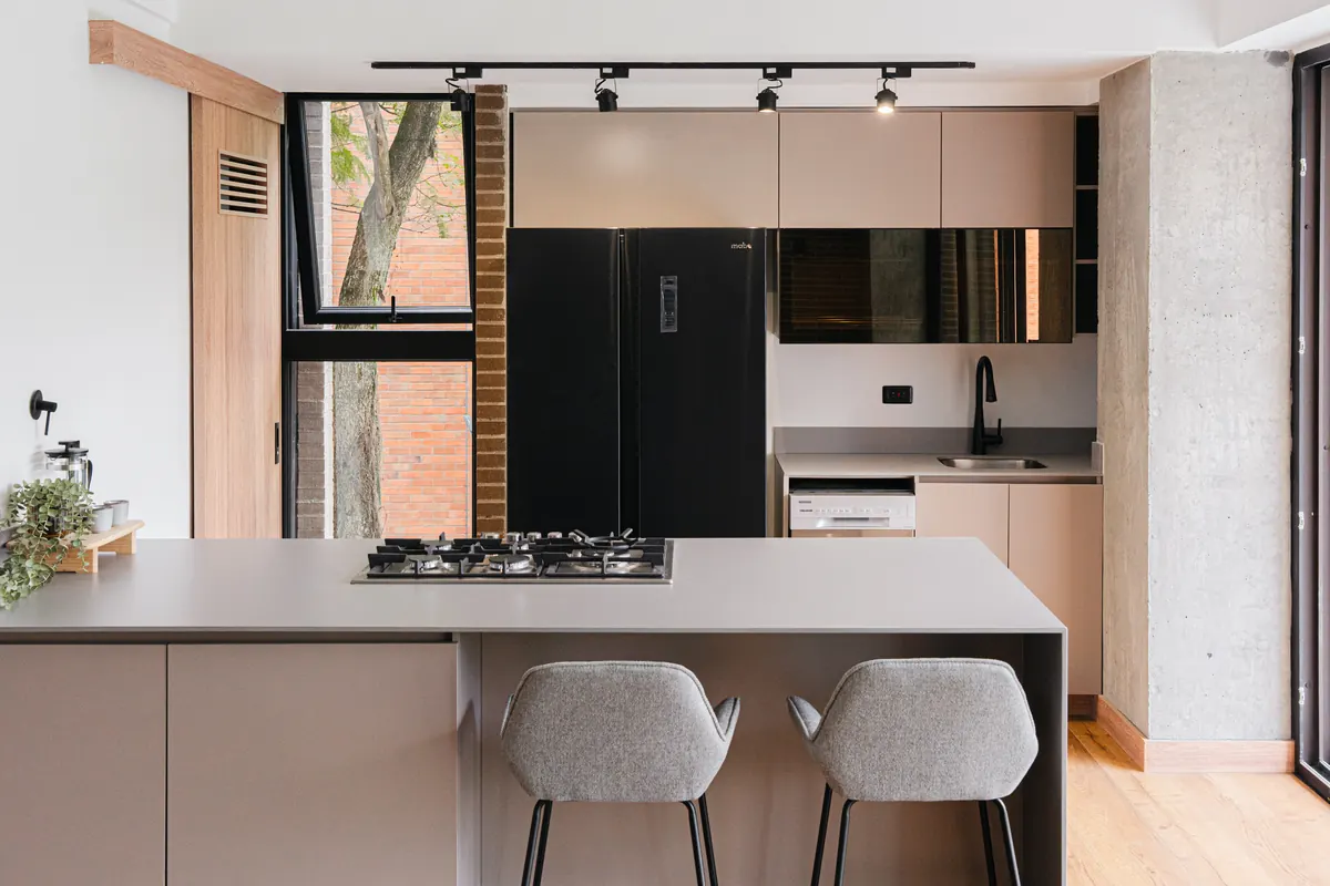 Cocina completamente dotada con isla y barra
