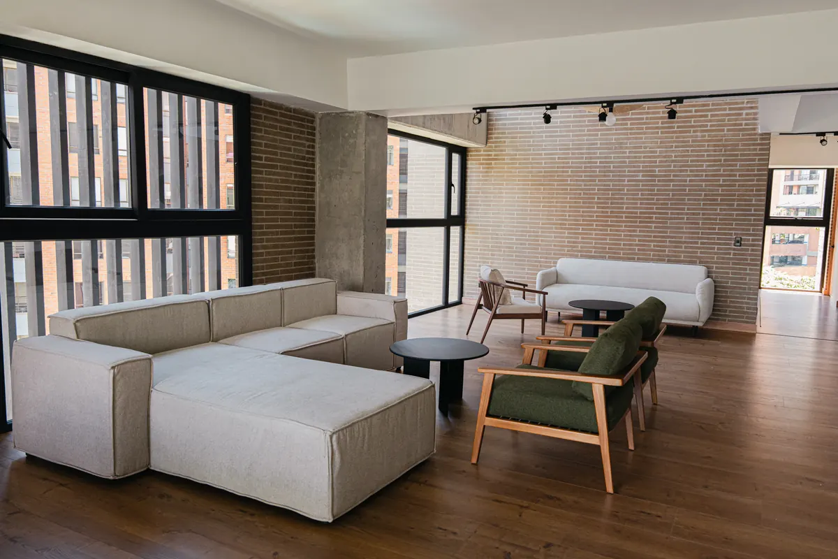 Segunda sala del penthouse con sofá modular