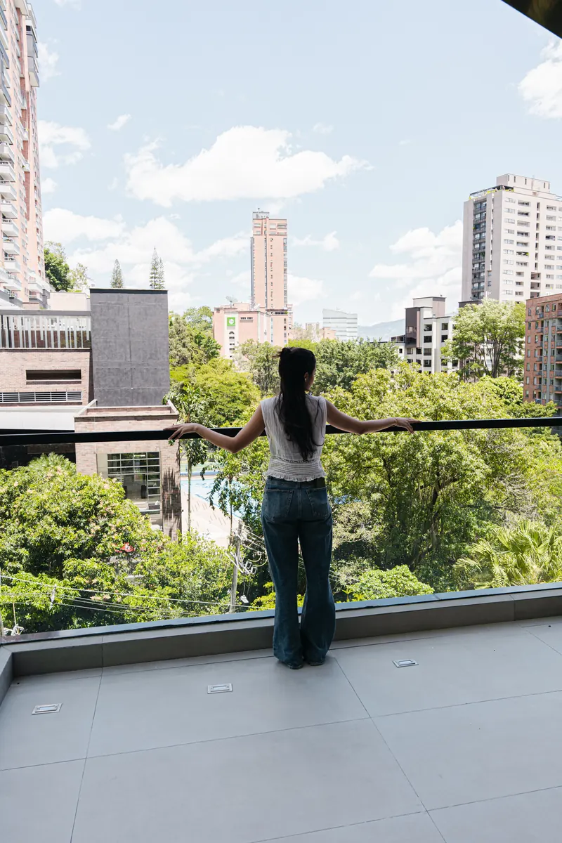 Terraza del penthouse sobre las copas de los árboles