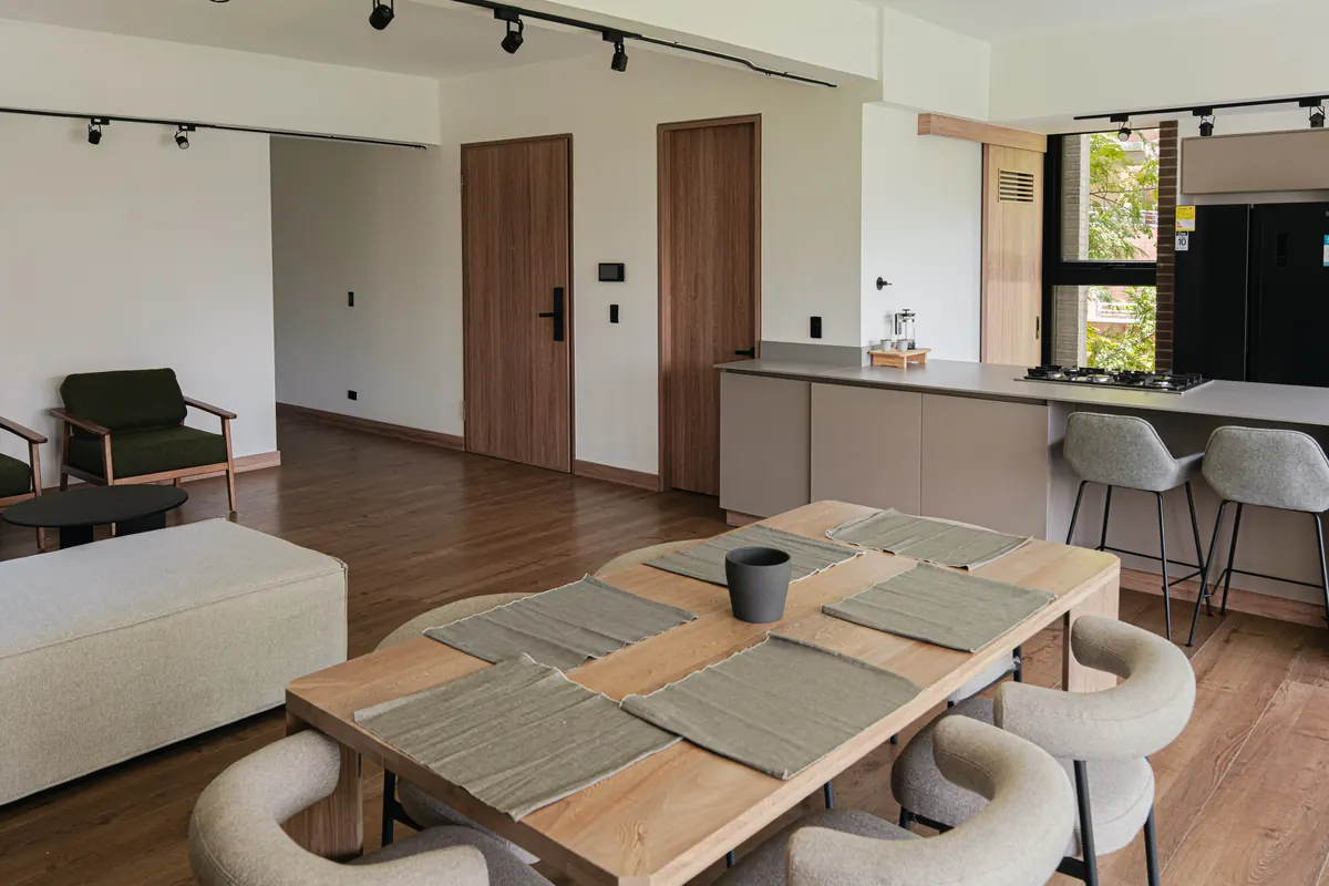 Comedor y sala del apartamento de 138 m²