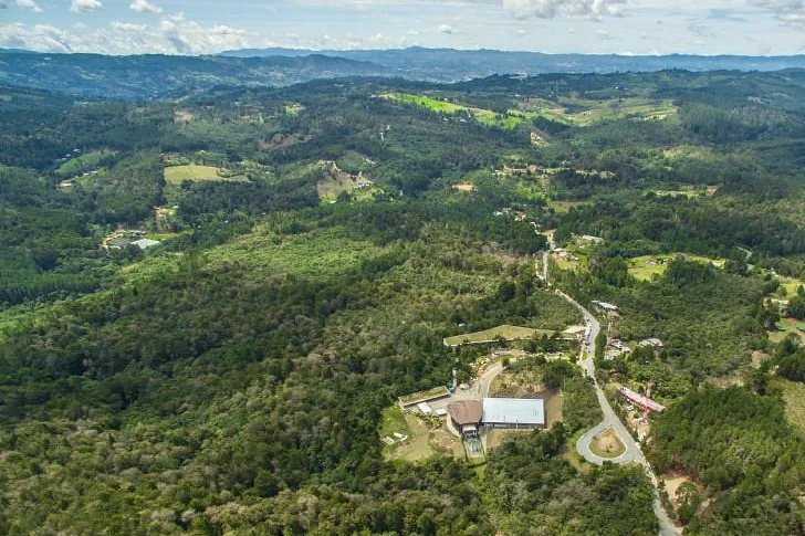 Vista aérea de los bosques y el altiplano alrededor del Parque Arví